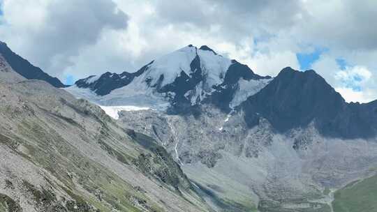 航拍四川甘孜贡嘎山卫峰乌库楚雪山风光