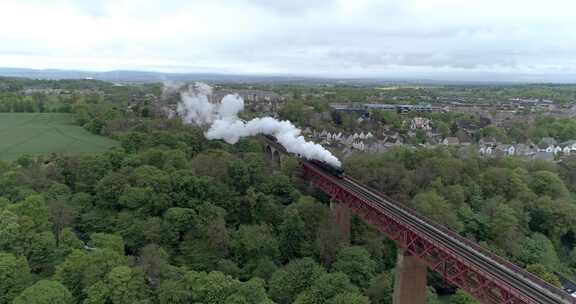 蒸汽列车在铁桥上行驶