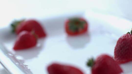 草莓入水慢动作视频素材模板下载