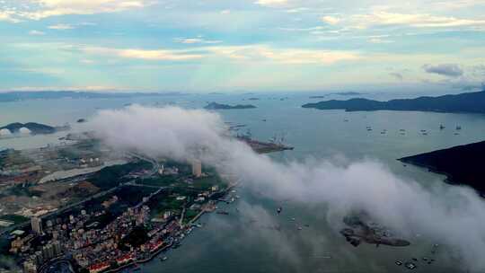 云雾笼罩下的沿海城市鸟瞰景观