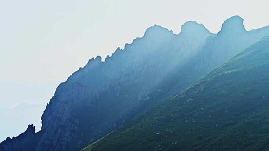 夏季高山牧场草甸雾气丁达尔风光