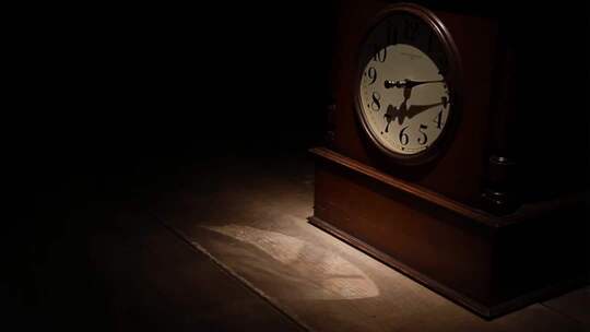 复古时钟光影特写
