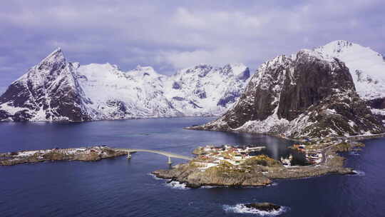 冬天的汉努瓦村和山脉。挪威罗弗敦群岛。鸟瞰图