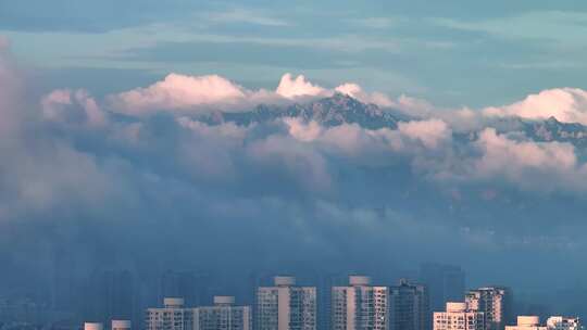 云雾缭绕的城市建筑与山峰远景