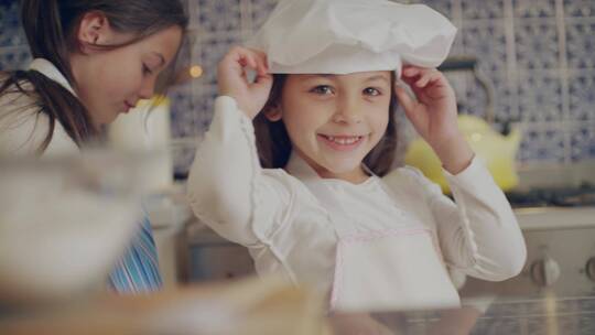 小女孩调整厨师帽特写镜头