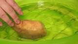 刷洗马铃薯土豆高清在线视频素材下载