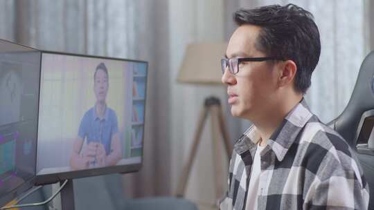 亚洲男设计师在电脑上制作电动汽车3D模型时开会的特写镜头高清在线视频素材下载