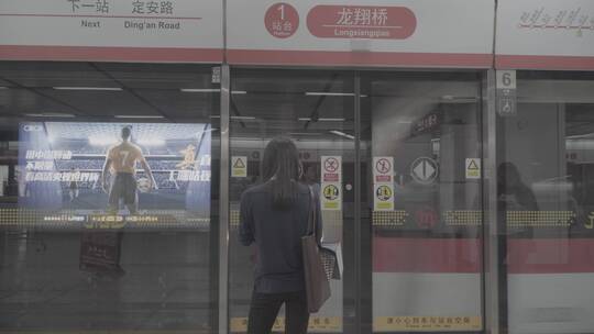杭州地铁等候候车等车的人群视频素材模板下载