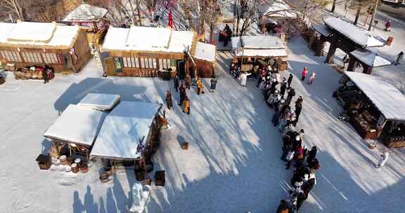 雪天古风小镇热闹景象的俯瞰视角