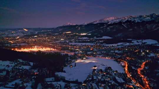 冬季夜间照明的扎科帕内城市，鸟瞰图