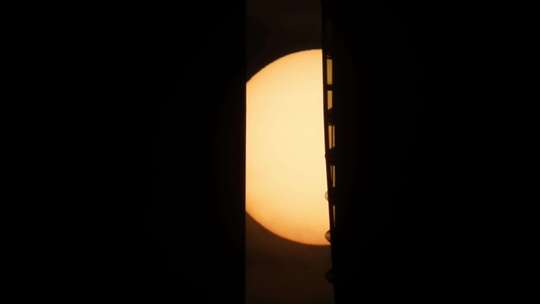 超长焦镜头拍摄太阳在两栋楼之间落下