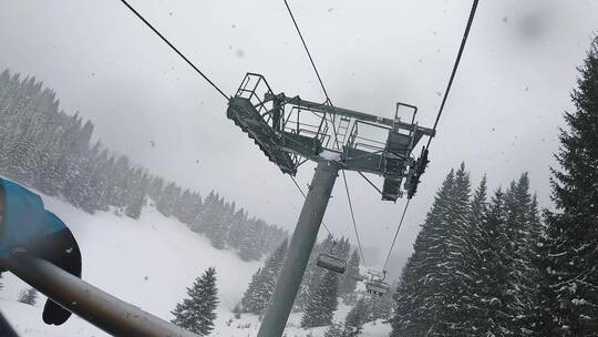 缆车穿过白雪覆盖的山和树木