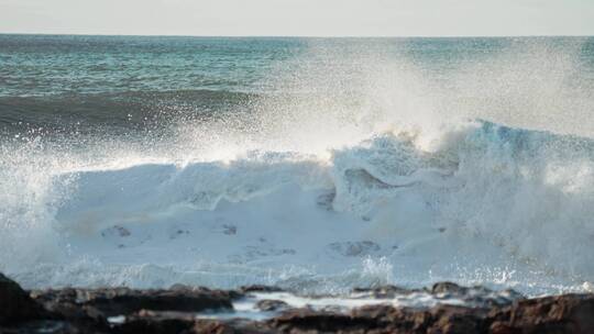 海浪撞击岩石的慢动作特写