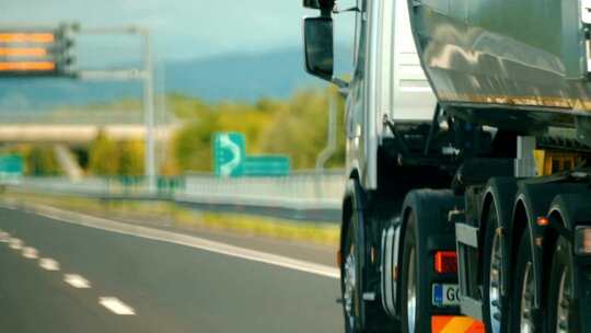 运输卡车在高速路上疾驰视频素材模板下载
