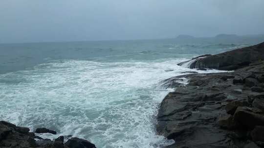 海浪撞击洛基海岸