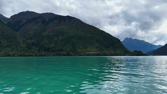 巴松措湖水波动