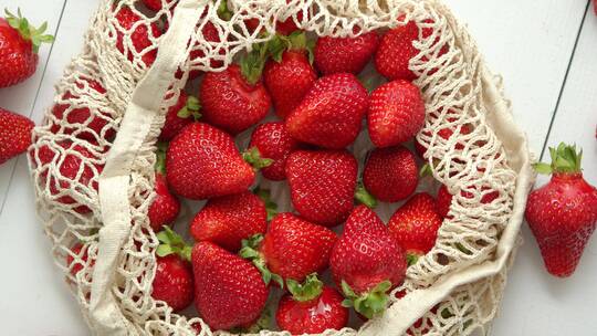 新鲜草莓装在环保包视频素材模板下载
