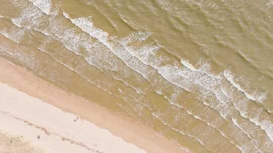 海岸边 海浪 沙滩 一浪又一浪