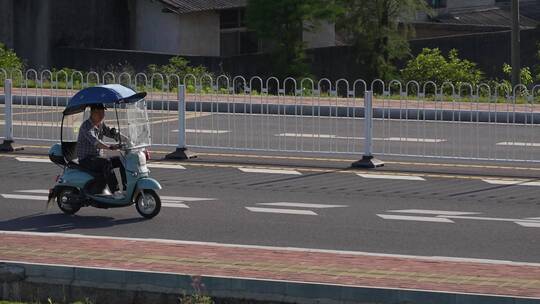 公路上骑电动车的男人