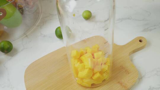 饮料瓶加入芒果果粒