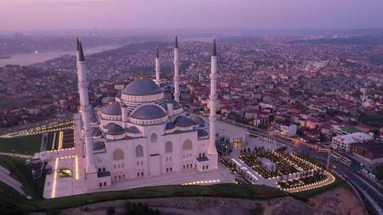 伊斯坦布尔坎利卡清真寺和博斯普鲁斯海峡（欧罗巴最大的清真寺）的无人机视图