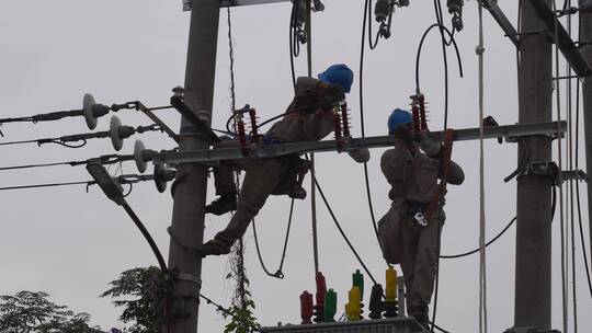 电工电线杆抢修电路修理工雨天安装电线电路视频素材模板下载