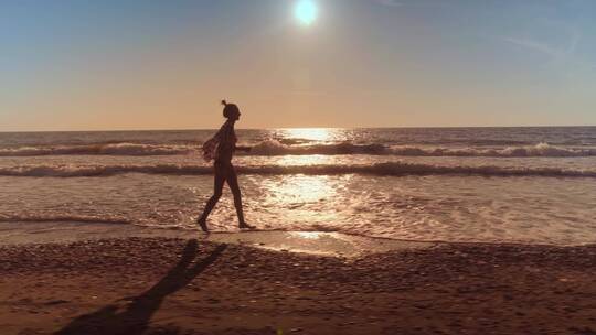 女人在沙滩奔跑视频素材模板下载