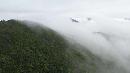 航拍仙气缭绕的山