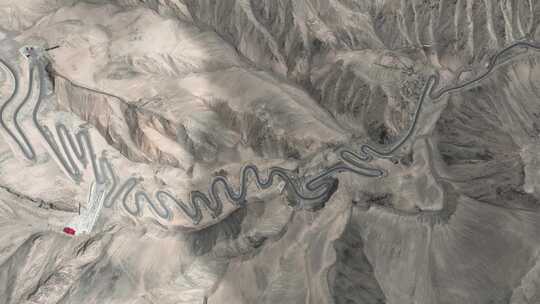 航拍新疆喀什地区帕尔米高原上的盘龙古道