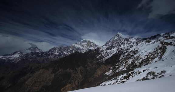 珠穆朗玛峰地区积雪覆盖的大山上的云层延时