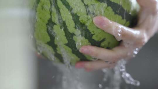 夏天厨房洗西瓜4k原声现场音视频视频素材模板下载