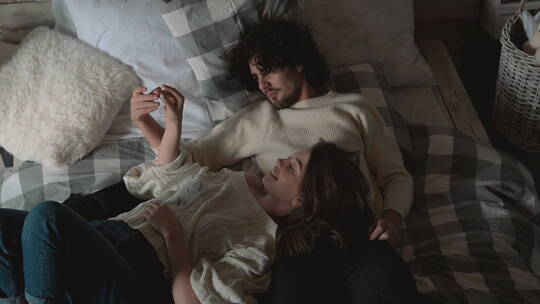 情侣两人一起躺在床上视频素材模板下载