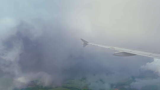 飞机飞行。穿过云层的飞机机翼