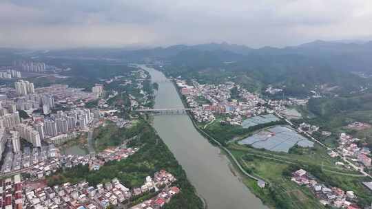 航拍福建龙岩汀江环绕的上杭县县城风光