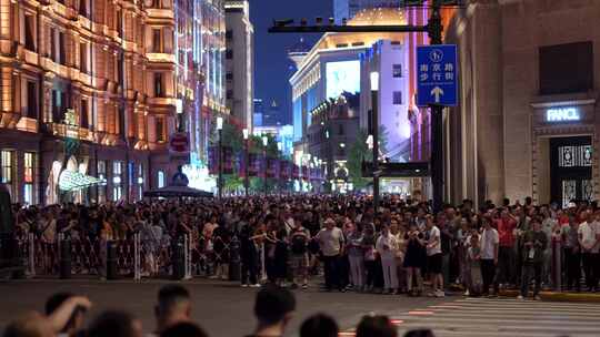 南京路步行街人潮涌动的繁华夜景