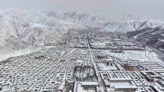 冬季雪景雪山县城居民建筑航拍