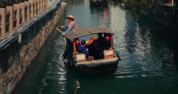 苏州古镇平江路旅游游船船工江南水乡景色