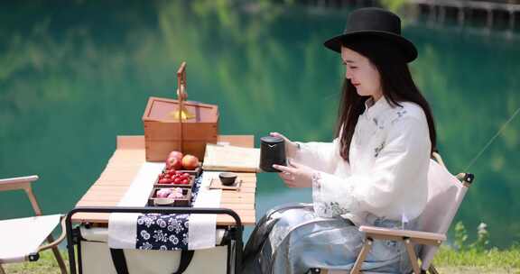坐在湖边喝茶的美女 喝茶 茶文化