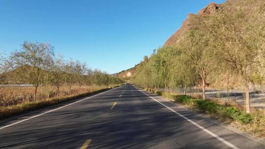 开车第一视角沿途风景 行驶在公路上