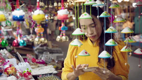 越南会安，身穿黄色连衣裙的越南女性游客在视频素材模板下载