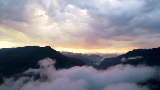 4K航拍清晨云雾缭绕大山风景