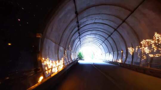 隧道内道路尽头光亮景象