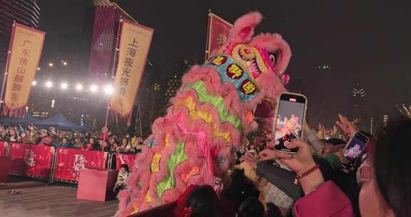 城市夜场舞狮表演互动摸狮头