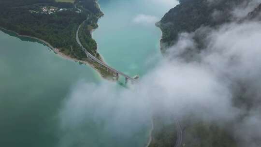 穿过云雾海岸线