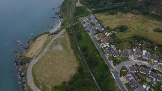 空中自上而下拍摄的客运列车沿着悬崖驶向格