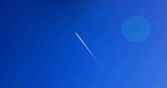 飞机拉线蓝天