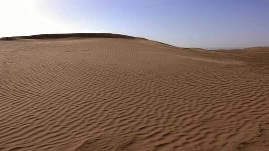 沙漠中的风与沙丘