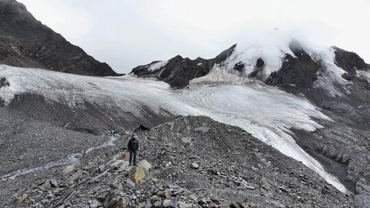 航拍攀登川西贡嘎山卫峰乌库楚雪山的登山者