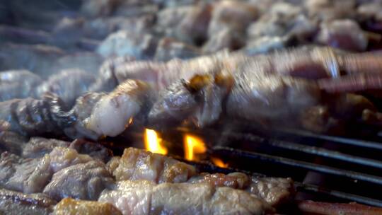 烤羊肉串特写烟火气息烤肉
