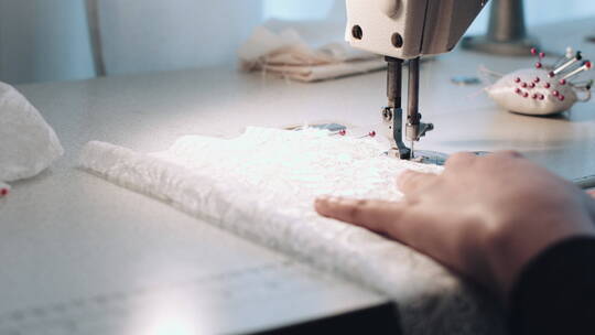 设计师在缝制婚纱视频素材模板下载